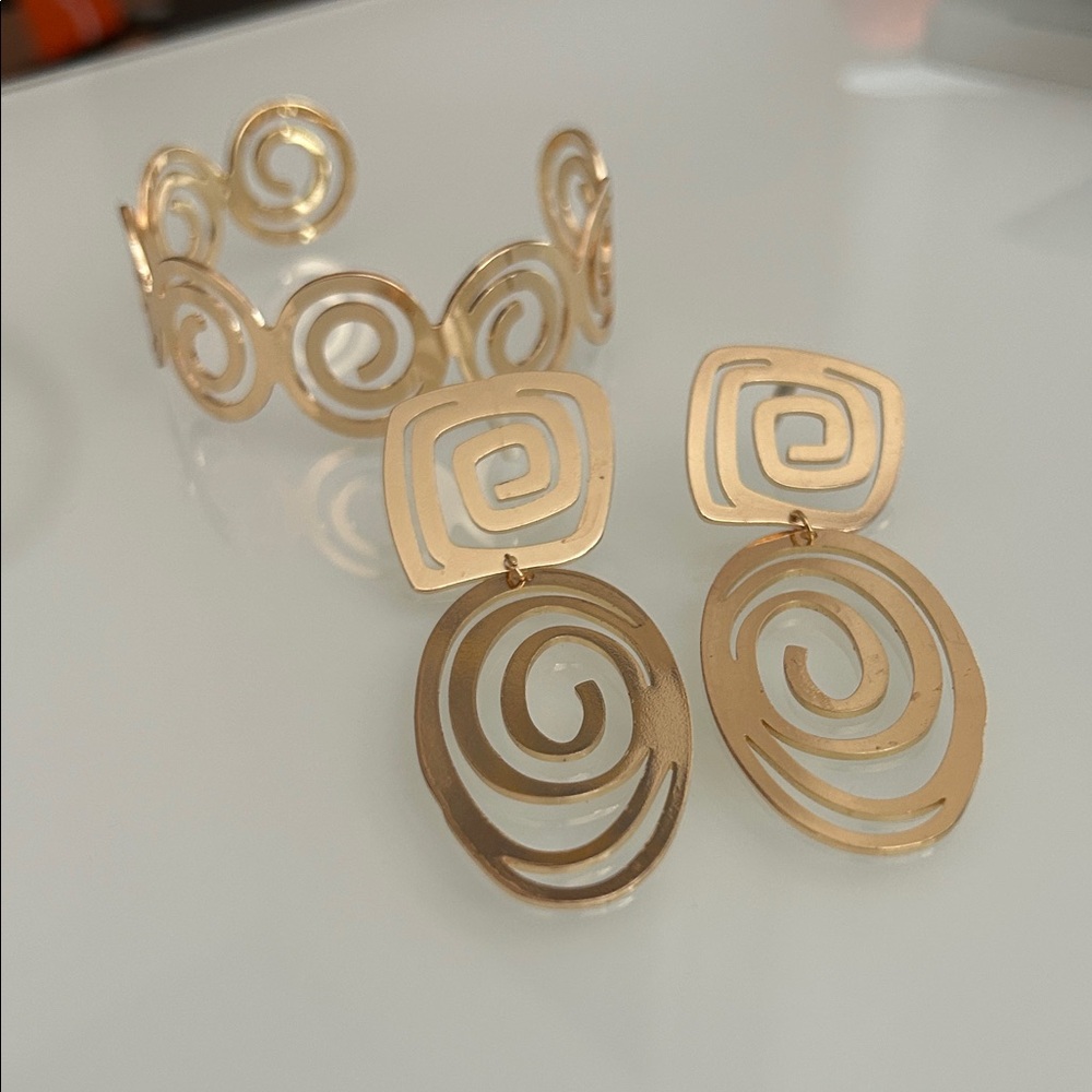Elegant Gold Swirl Jewelry Set, Earrings and Bracelet